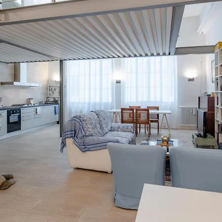 아파트 Designer Loft By Toh Solution 토리노